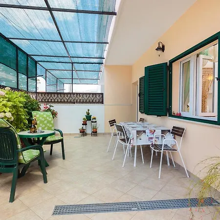 Giovanni Apartment Split